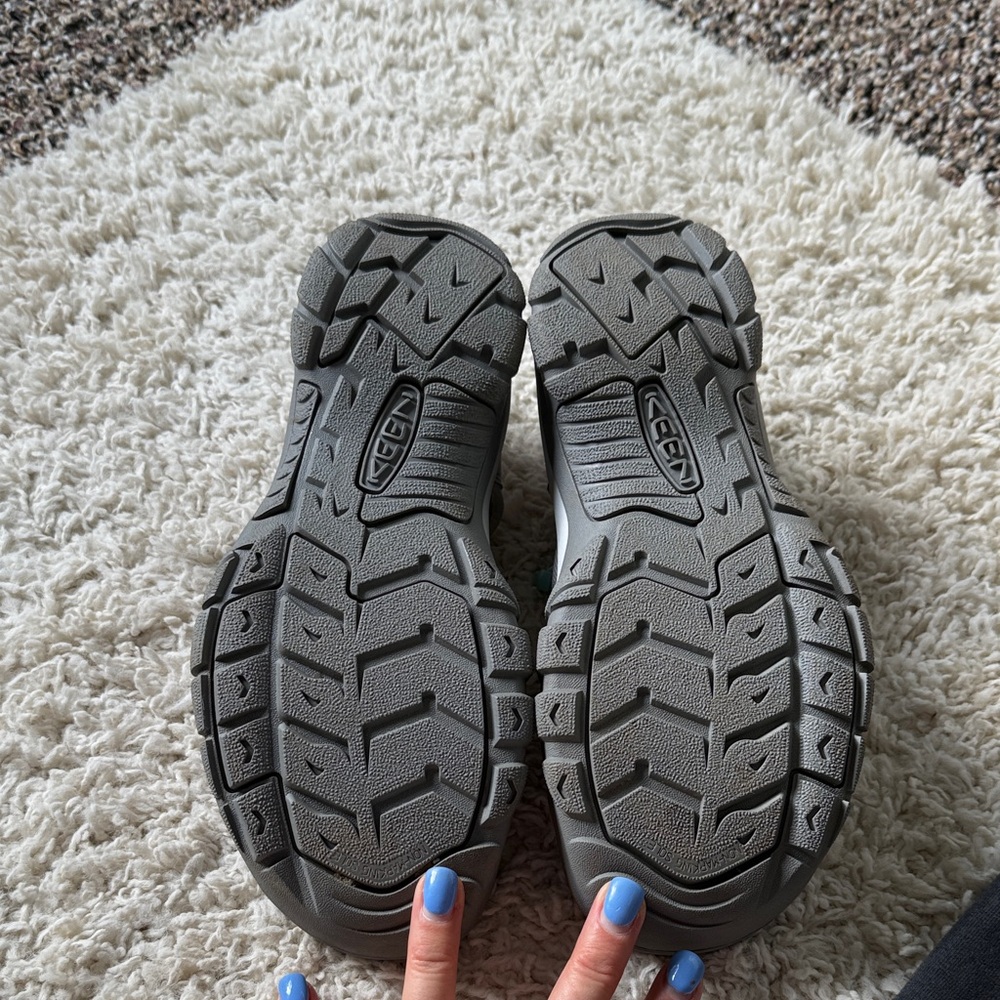 Keen Newport H2 Gray Outdoor Closed-Toe Sandals with Mint Details - Picture 7 of 8